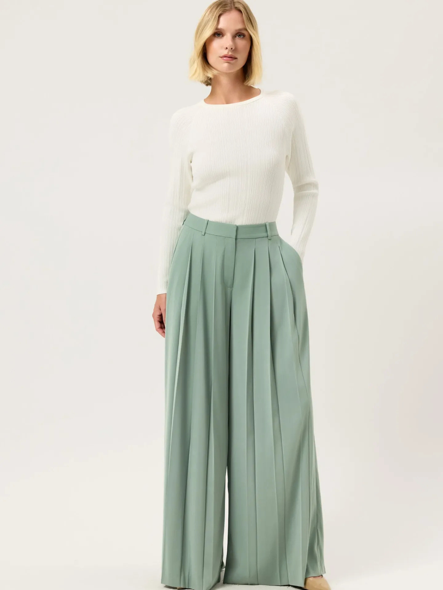 Loose Fit Pleated Trousers In Satin MULHER Calças