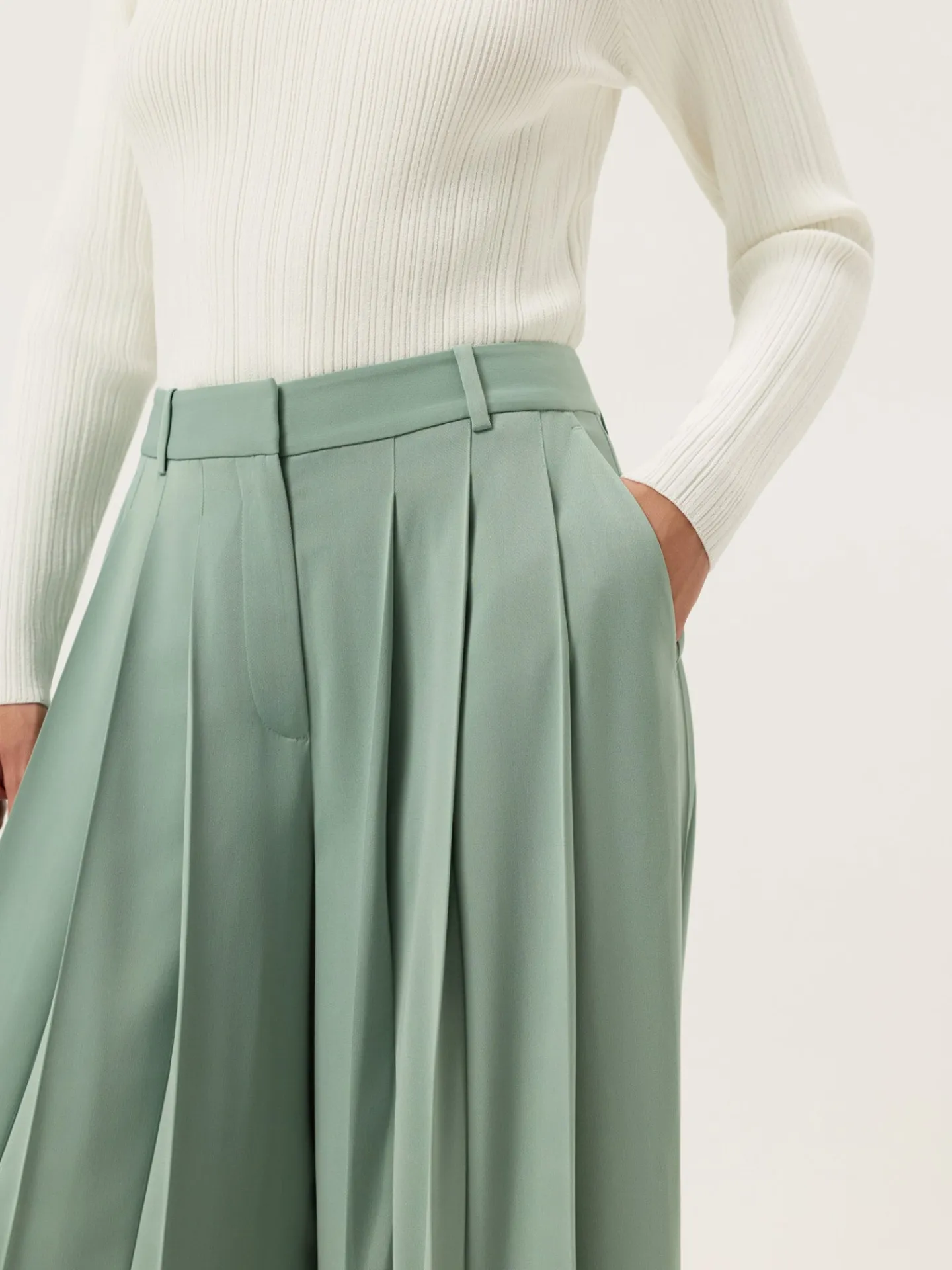 Loose Fit Pleated Trousers In Satin MULHER Calças
