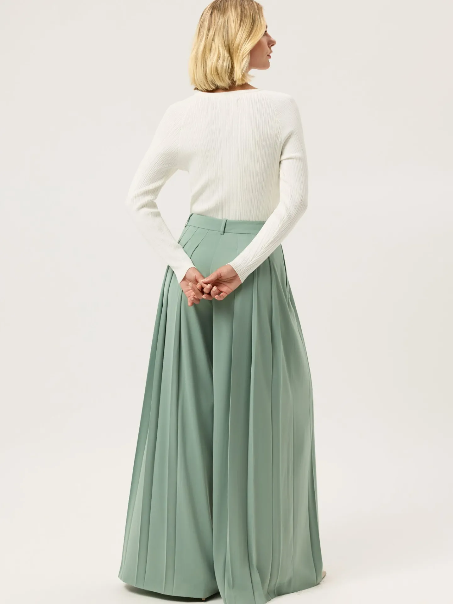Loose Fit Pleated Trousers In Satin MULHER Calças